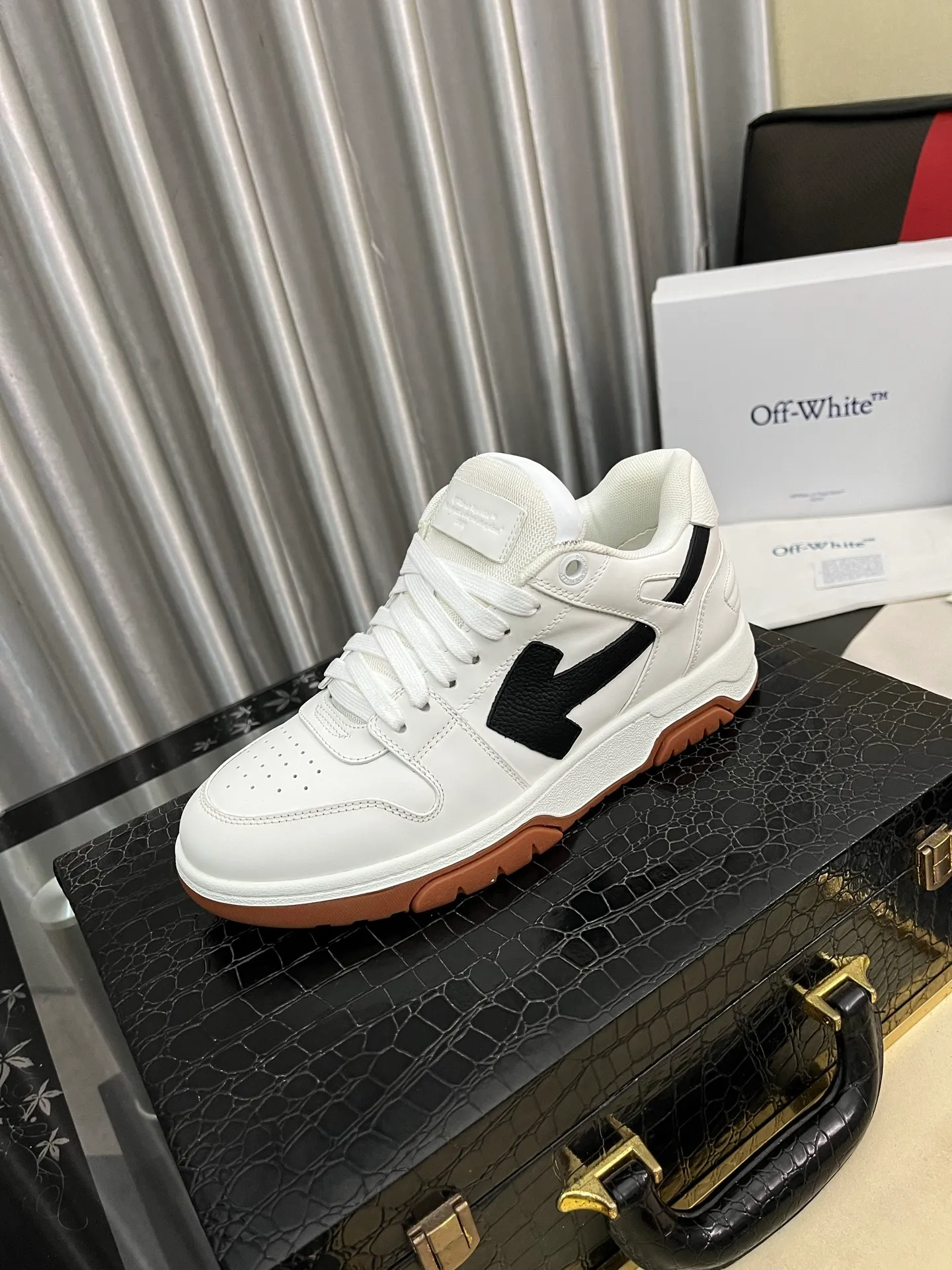 Men's shoes 💰600⌚️⌚️ OFF-White C/O VirGil Abloh fashionable and versatile casual shoes. Exclusive first release of the new model. Made of environmentally friendly cowhide leather and mesh fabric upper material. The insole is embedded with foam cushioning EVA material. The correct midsole is equipped with EVA lightweight cushioning. External tooth nail rubber outsole. The correct accessories can be customized simultaneously. Women's model: 35-40 Men's model: 39-45